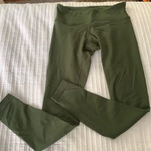 Lululemon army green low rise wonder under luon leggings size 6